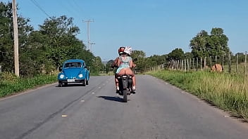 Chica culona presumiendo en moto&period; - VIDEOS PORNO PRIVADOS