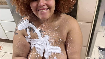 Ruby Antonelli&comma; la n&iacute;nfula BBW&comma; toma una ducha de crema batida en su culo gigante - VIDEOS PORNO PRIVADOS