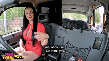 Mujer Fake Taxi Atrapa a un tipo masturb&aacute;ndose en el asiento trasero de su taxi - VIDEOS PORNO PRIVADOS