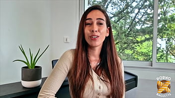 Camila&comma; una jovencita oriental a la que le encanta que le laman el co&ntilde;o - VIDEOS PORNO PRIVADOS
